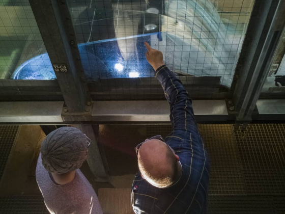 Besprechung am Federwehr-Versuchsstand