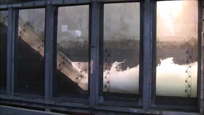 Überströmter Deichquerschnitt, Ausbildung eines hydraulischen Wechselsprungs